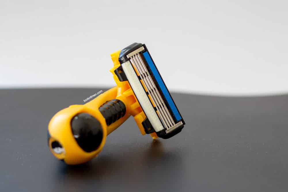 closeup view of the razor blades on the headblade moto
