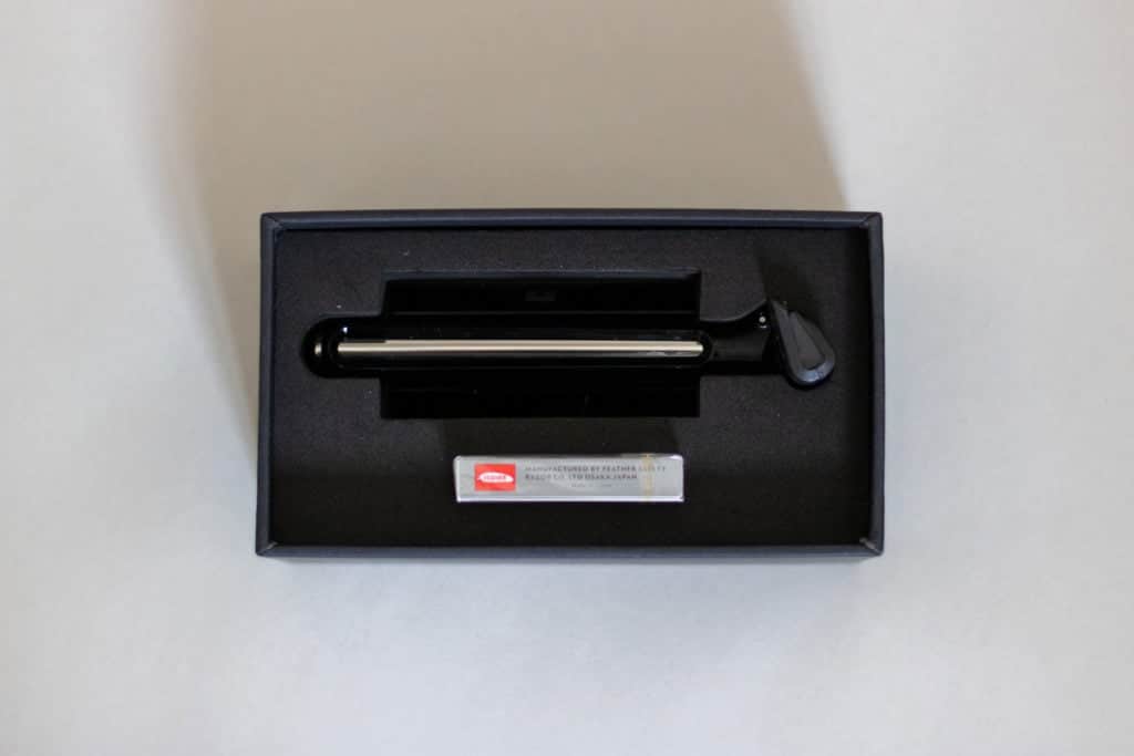 view of the oneblade core and razor blades in box