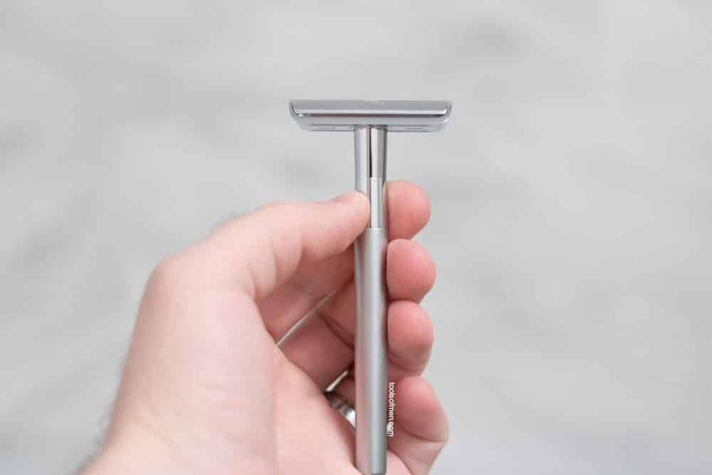 how to hold a safety razor - close to the neck