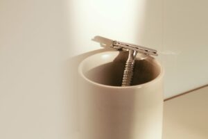 safety razor in a cup