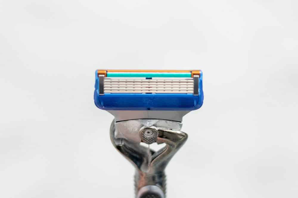 closeup of the cutting blades on a cartridge razor