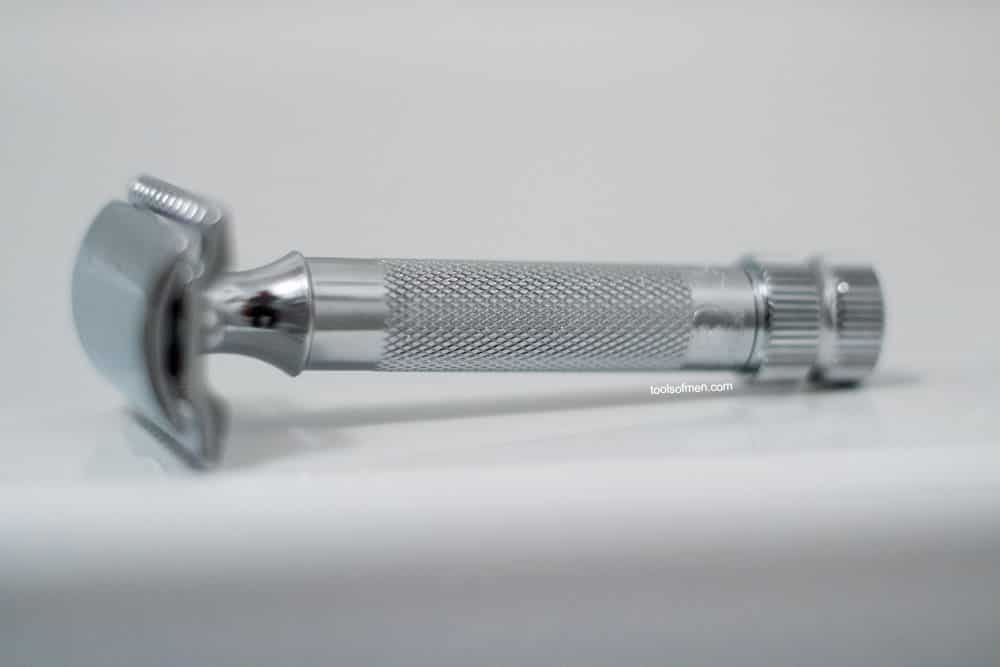 closeup of the knurling on a safety razor