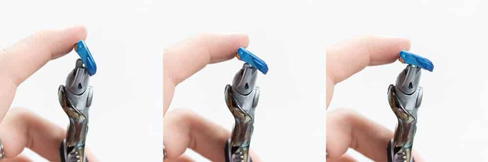 demosntrating pivot of gillette cartridge razor