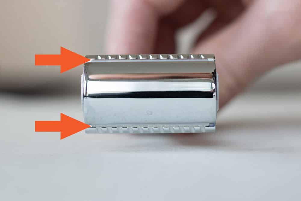 diagram showing the cutting blades on a safety razor