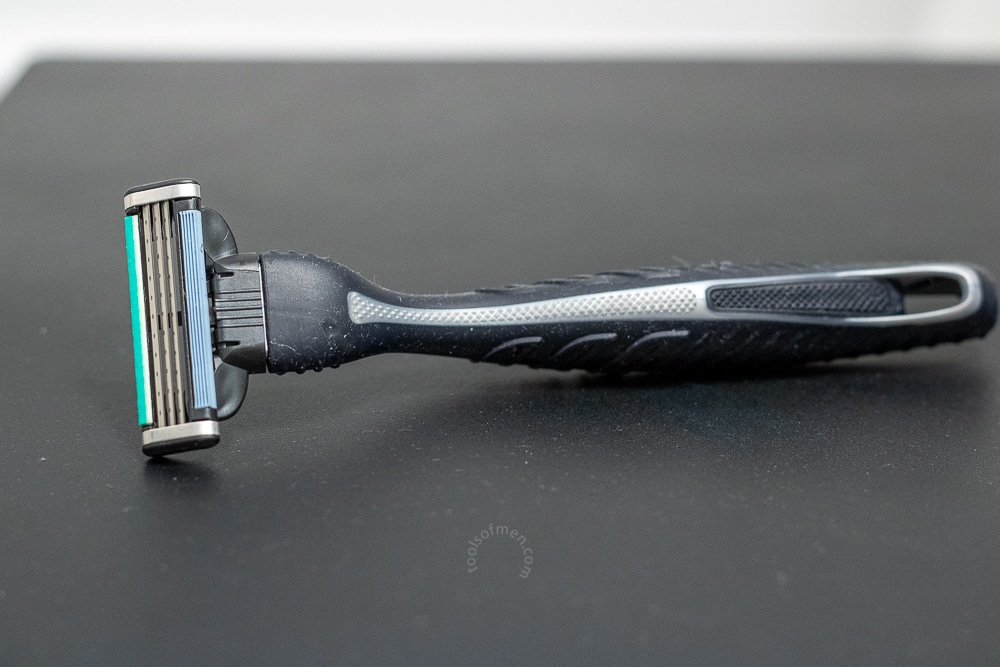 disposable razor turn over on black mat