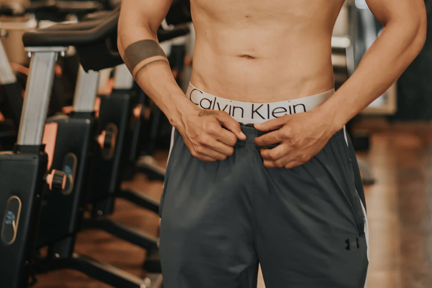 man wearing gray sweat pants at the gym