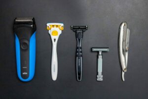 various razors lined up on a black mat